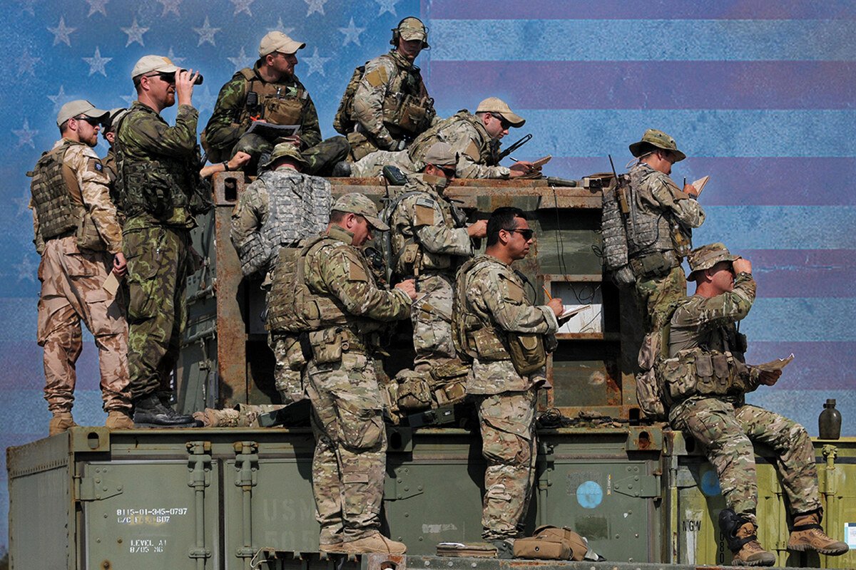 Los miembros del 147.º Escuadrón de Operaciones de Apoyo Aéreo de la Guardia Nacional Aérea de Texas, con base en Ellington Field (Houston), operan junto a miembros de la Fuerza Aérea de la República Checa —con la que Texas está hermanada a través del Programa de Colaboración entre Estados de la Guardia Nacional— en Yankee Range, (Complejo de Blancos McMullen), Base Aérea de Lackland, Texas, el 30 de mayo de 2012.