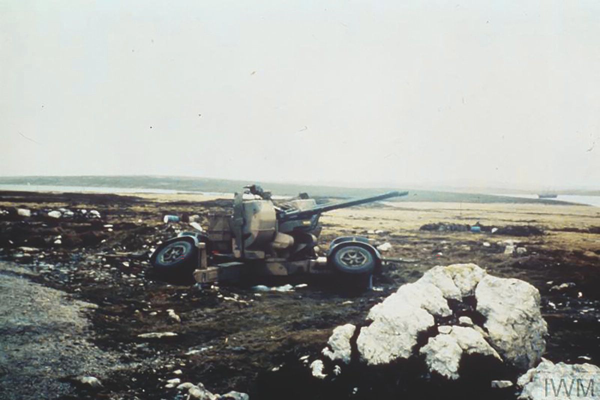 Cañón argentino Rheinmetall 20 mmAA abandonado en Goose Green.