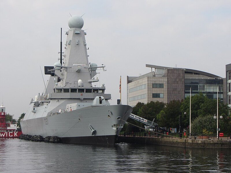 HMS Duncan en el puerto de Butetown, Bahía de Cardiff, Gales.