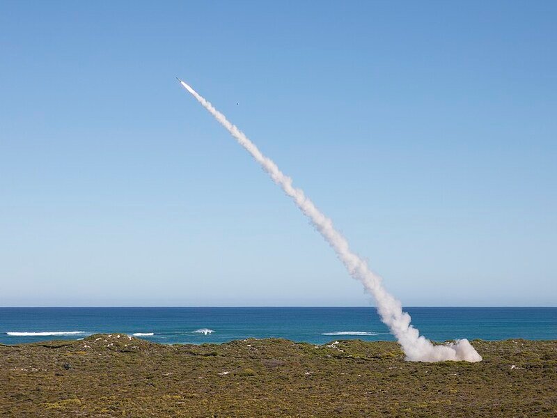 Australia realiza lanzamiento desde sistema de lanzamiento expedicionario de largo alcance montado en remolque