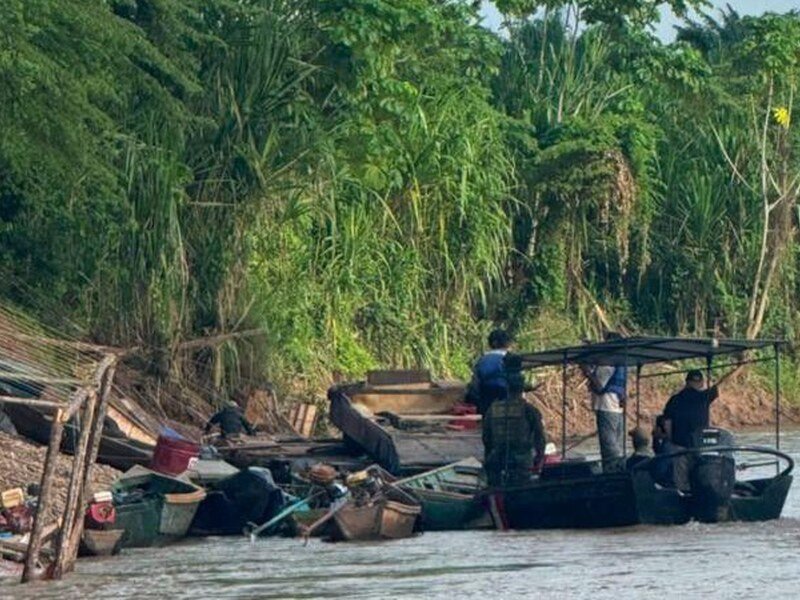 Operativo fluvial en Perú: la Marina de Guerra peruana interceptó nueve dragas ilegales en Ucayali