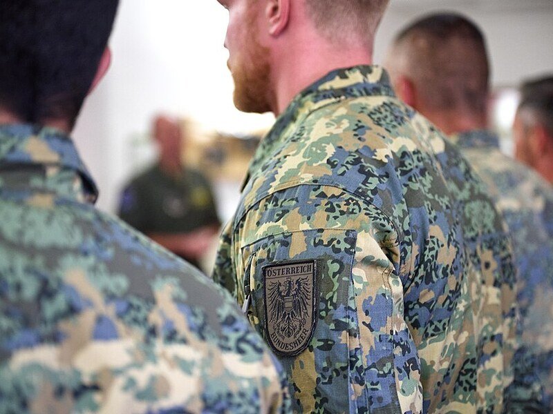 Soldados austriacos de la 4.ª Brigada Panzergrenadier en formación en el cuartel de Hörsching, Hörsching, Austria, el 9 de septiembre de 2024