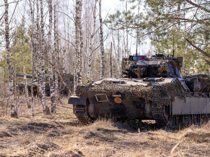Letonia recibe vehículo de combate de infantería