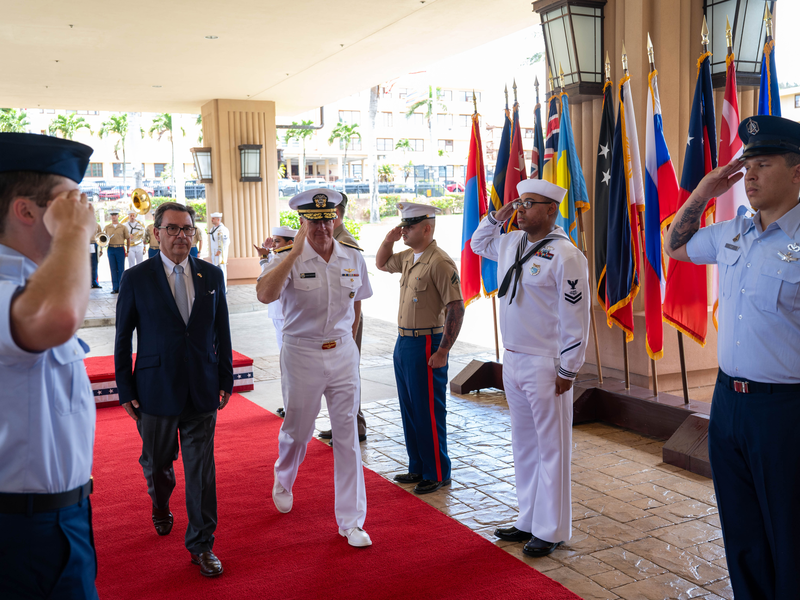 Ministro de Defensa Fernando Barros junto al almirante Samuel J. Paparo, comandante del Comando del Pacífico de Estados Unidos