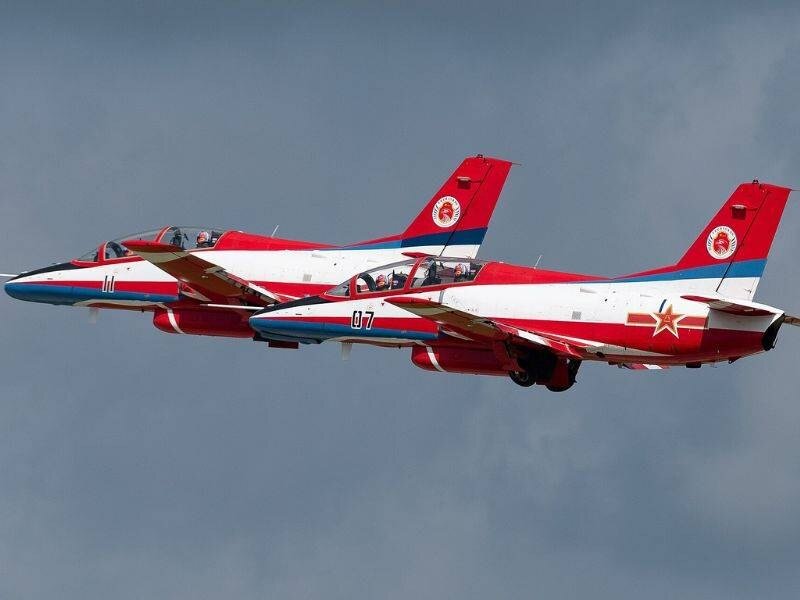 Imagen ilustrativa que muestra aeronaves Hongdu JL-8 (K-8), modelo identificado entre los aparatos observados en la nueva instalación conjunta de entrenamiento de China y Laos en Ban Keun.
