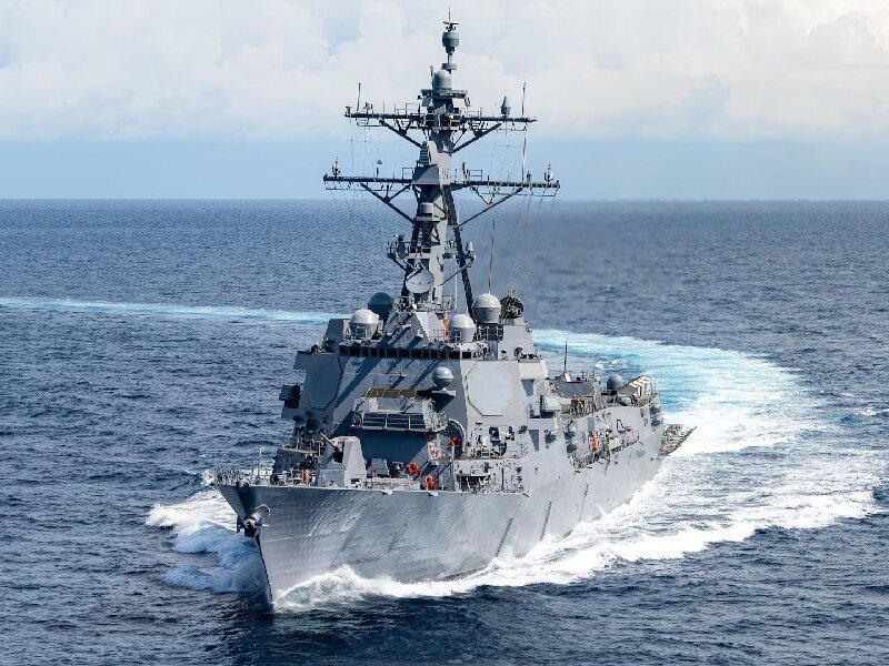 El USS Ted Stevens llegando a Whittier, Alaska, el 27 de septiembre de 2026.