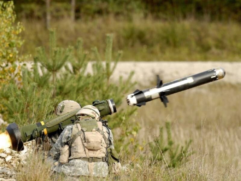 Soldados del Ejército de Estados Unidos disparando un misiles anticarro FGM-148F Javelin.