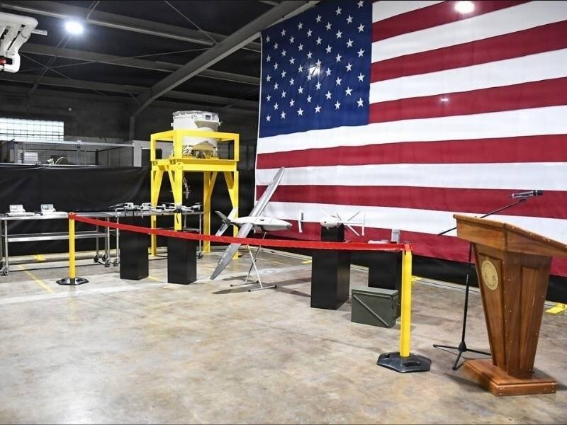 La exposición del VANT para vuelo táctico no tripulado durante la ceremonia de inauguración organizada por la Planta de Municiones del Ejército de McAlester.