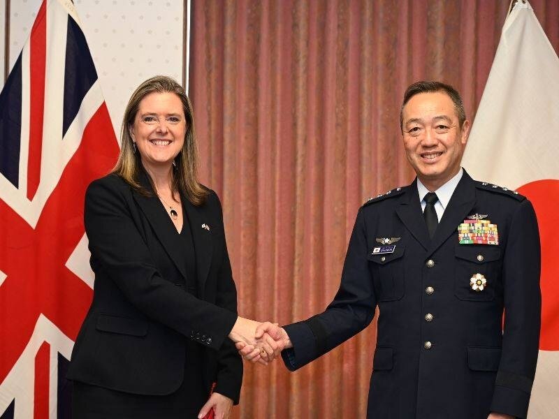 El jefe del Estado Mayor Conjunto de Japón junto con la embajador de Reino Unido en Japón, durante su encuentro en el Ministerio de Defensa.