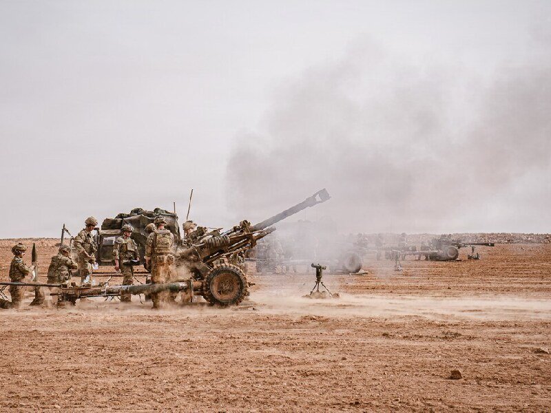 Personal del Ejército estadounidense ejecuta ejercicios de tiro con un obús M119A3 en Cap Draa, Marruecos, el 17 de abril de 2026.