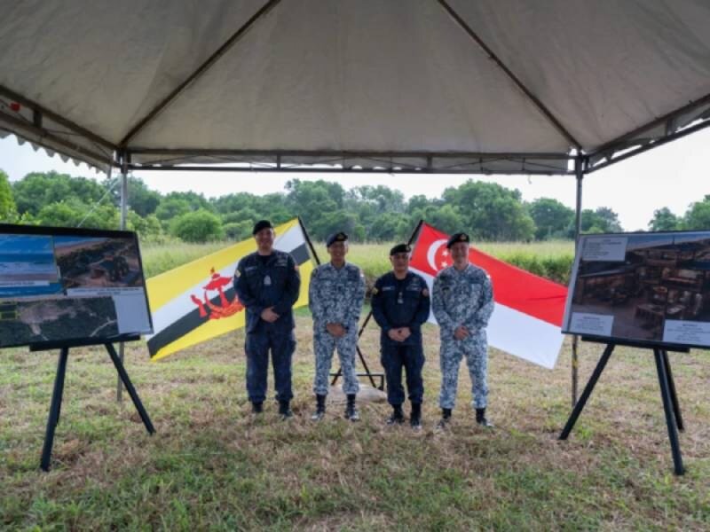 Autoridades de la armadas de Singapur y Brunéi, junto a personal que formó parte del ejercicio Pelican 2026.