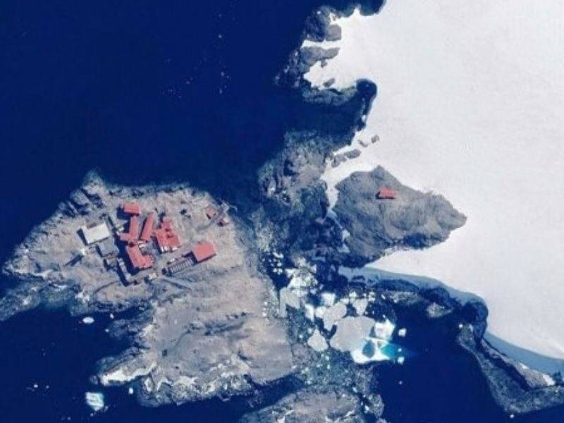 Vista aérea de la Base Antártica del Ejército de Chile Capitán General Bernardo O’Higgins Riquelme, ubicada en Rada Covadonga, península Antártica.