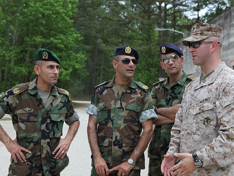 Un oficial del Cuerpo de Infantería de Marina estadounidense conversa con integrantes de las Fuerzas Armadas Libanesas durante una visita de cooperación militar en Camp Lejeune, Estados Unidos.