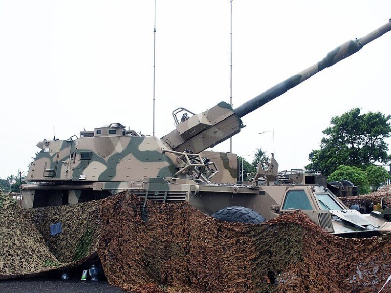 Sistema de artillería autopropulsada G6 de 155 mm, desarrollado por la industria de defensa sudafricana, exhibido durante el Día de las Fuerzas Armadas de Sudáfrica.