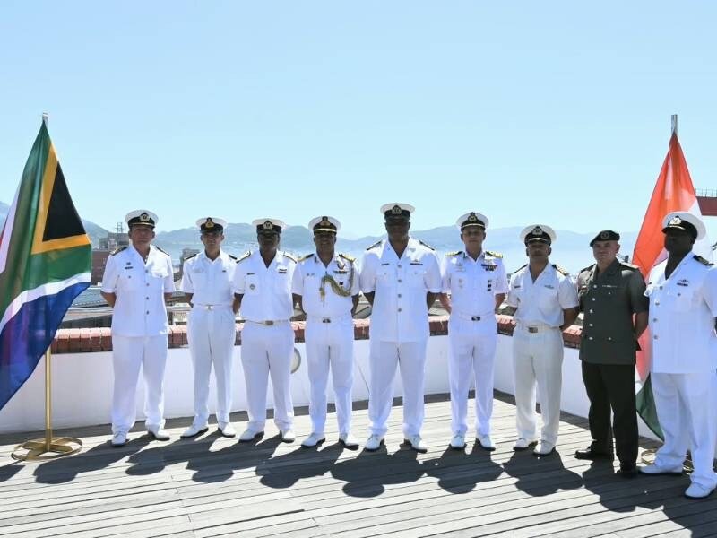 Oficiales de las armadas de India y Sudáfrica durante una actividad vinculada con el ejercicio naval trilateral IBSAMAR IX, en Sudáfrica.