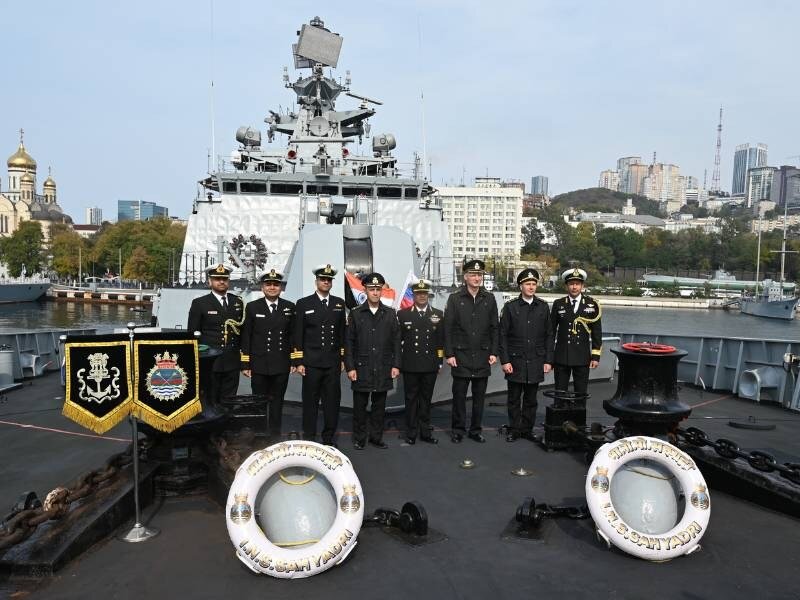 Oficiales de las armadas de India y Rusia a bordo de la fragata INS Sahyadri, durante la visita del buque al puerto de Vladivostok, previa al ejercicio naval bilateral INDRA 2026.
