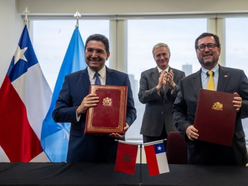 Los ministros de relaciones exteriores de Chile y Marruecos luego de firmar los TdR para el inicio de negociaciones de TLC. El encuentro contó con la presencia del Presidente José Antonio Kast.