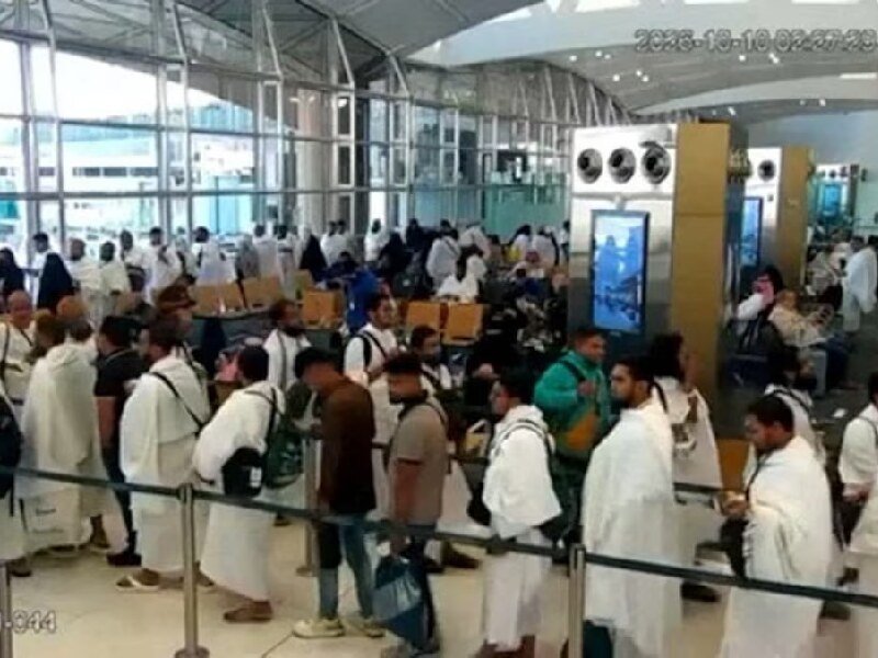 Imágenes de videovigilancia muestran a personas haciendo fila justo antes del momento de un ataque en el Aeropuerto Internacional Rey Jalid de Riad, Arabia Saudita, el 10 de octubre de 2026.