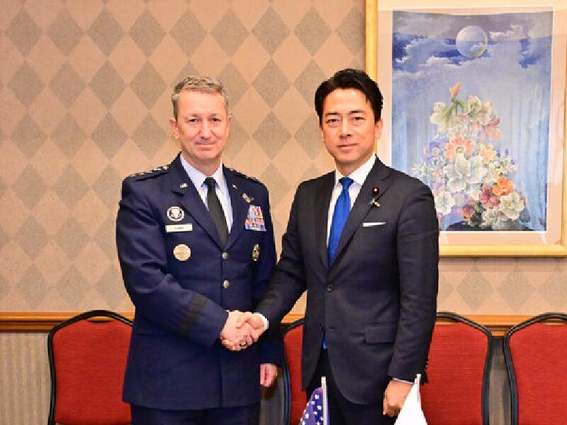 General Dan Caine junto al Ministro de Defensa Koizumi Shinjiro.