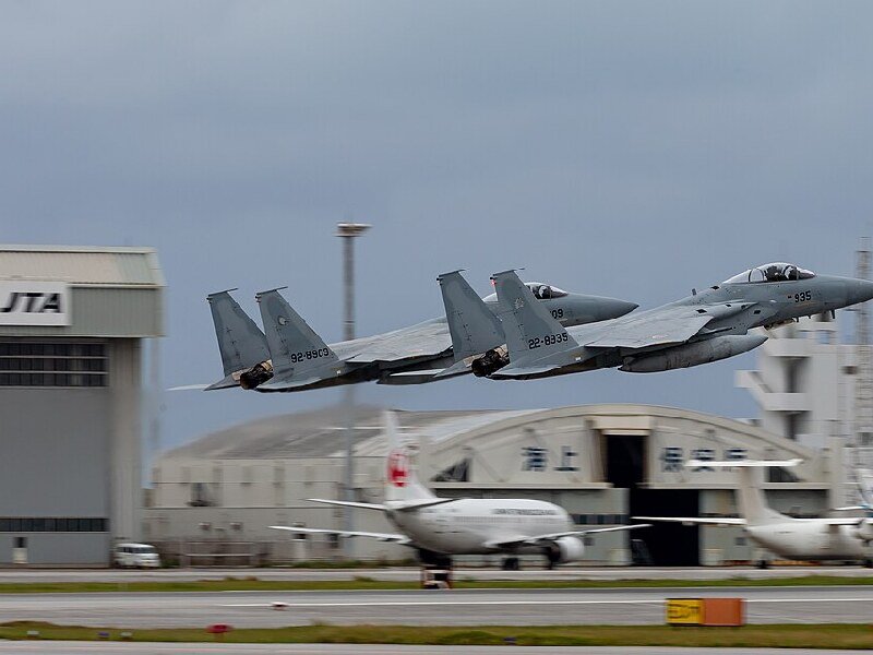 Despegue de dos aeronaves japonesas Mitsubishi F-15J en el festival aéreo de Naha, en Japón.