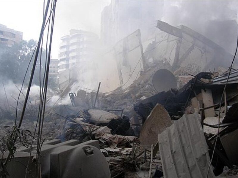 Secuelas de ataques aéreos y de artillería en Beirut.