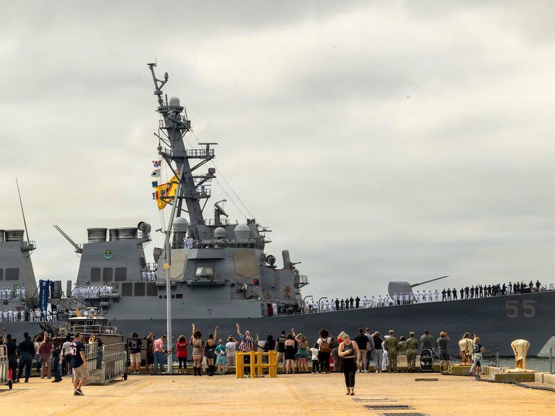 USS Stout al momento de partir de Norfolk.