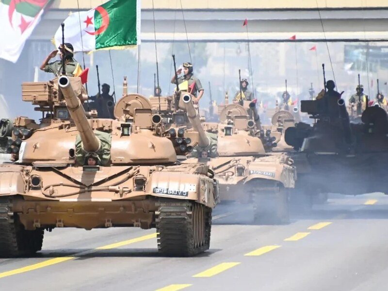 Formación de tanques T72 pertenecientes al ejército de Argelia.