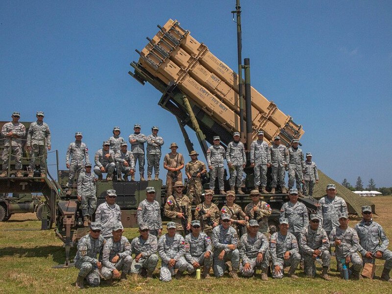 Soldados estadounidenses junto a un sistema móvil de misiles tierra-aire MIM-104 Patriot