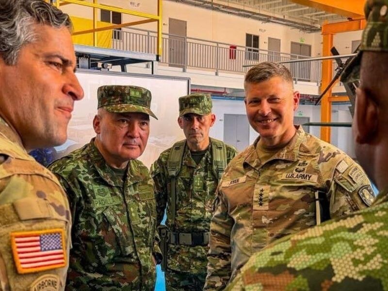 EL comandante del Ejército Nacional de Colombia junto al mayor general del Ejército de Estados Unidos para el Hemisferio Occidental durante la reunión que establecieron para la cooperación e interoperabilidad.