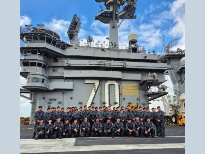 La dotación del petrolero de flota AO-52 Almirante Montt de la Armada de Chile en el portaaviones de propulsión nuclear clase Nimitz, USS Carl Vinson, durante su visita a la Base Aeronaval de North Island.