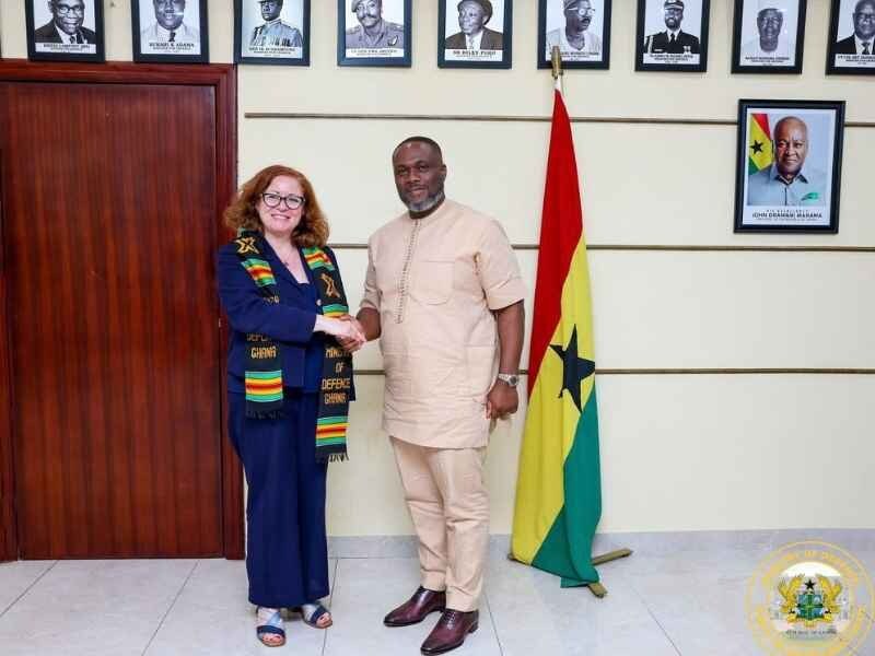 El ministro de Defensa de Ghana y la embajadora de Italia en Ghana ante la prensa, luego de la reunión en Accra para tratar temas de cooperación bilateral en materia de defensa.