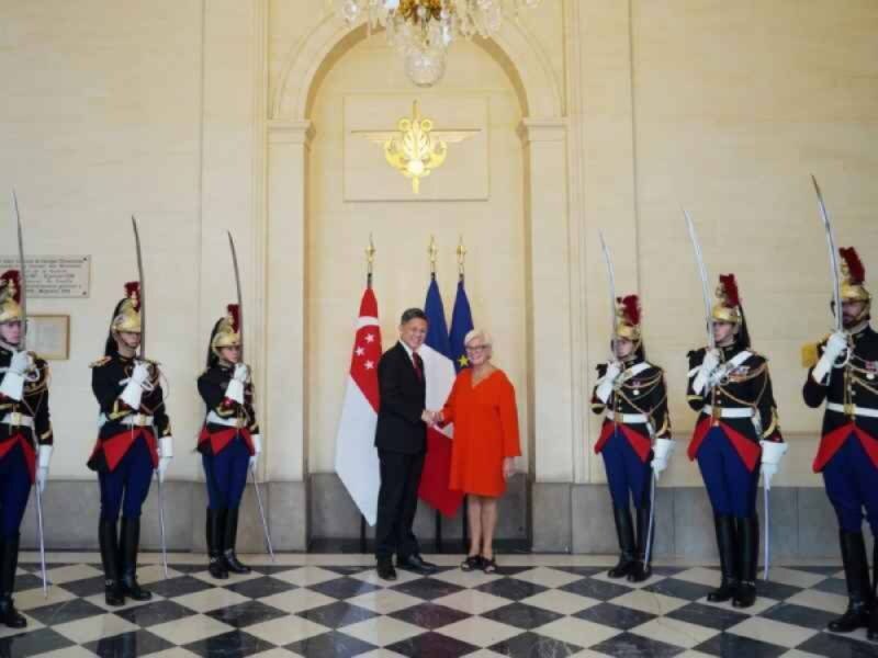 El ministro de Defensa de Singapur, Chan Chun, con su homólogo en Francia, Catherine Vautrin, durante su visita oficial.