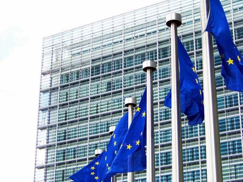 Banderas de la Unión Europea en el edificio Berlaymont, sede principal y oficial de la Comisión Europea, en Bruselas, Bélgica