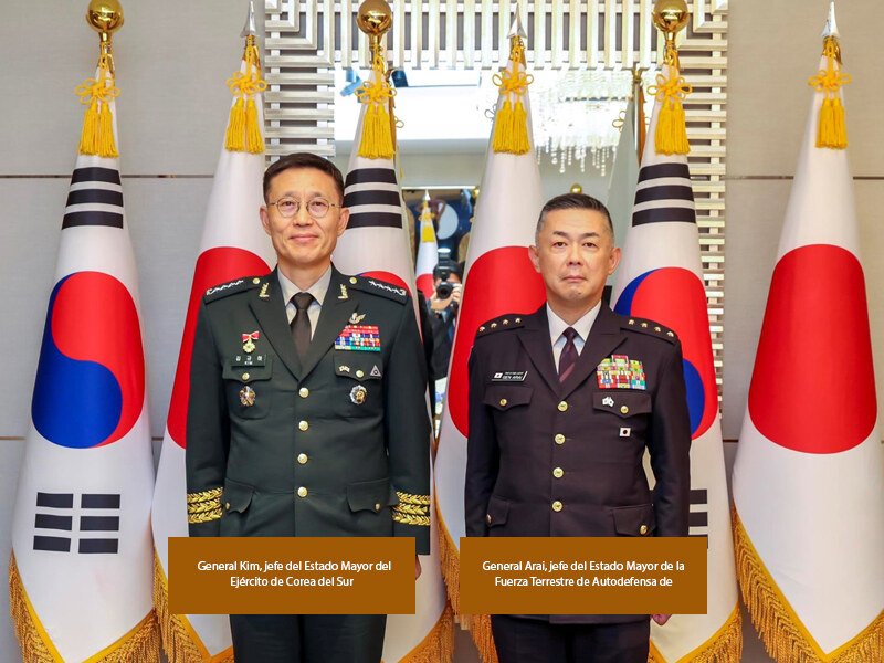 El jefe del Estado Mayor del Ejército de Corea del Sur, general Kim, junto al jefe del Estado Mayor de la Fuerza Terrestre de Autodefensa de Japón, general Arai.