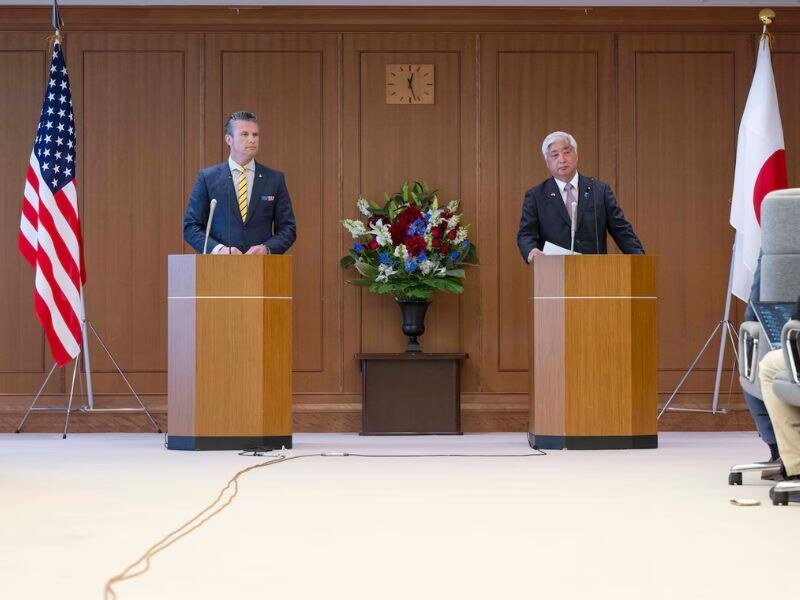 El secretario de Defensa de Estados Unidos, Pete Hegseth, y el ministro de Defensa de Japón, Gen Nakatani, durante una conferencia de prensa en Tokio (30 de marzo del 2025).