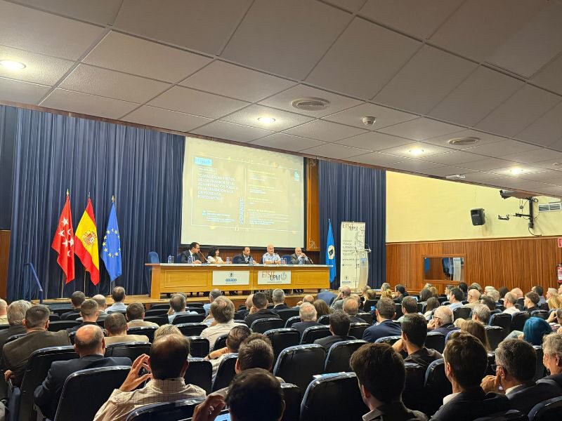 Autoridades del Ministerio de Defensa, Fuerzas Armadas y del Centro Criptológico Nacional (CCN) de España durante la conferencia.
