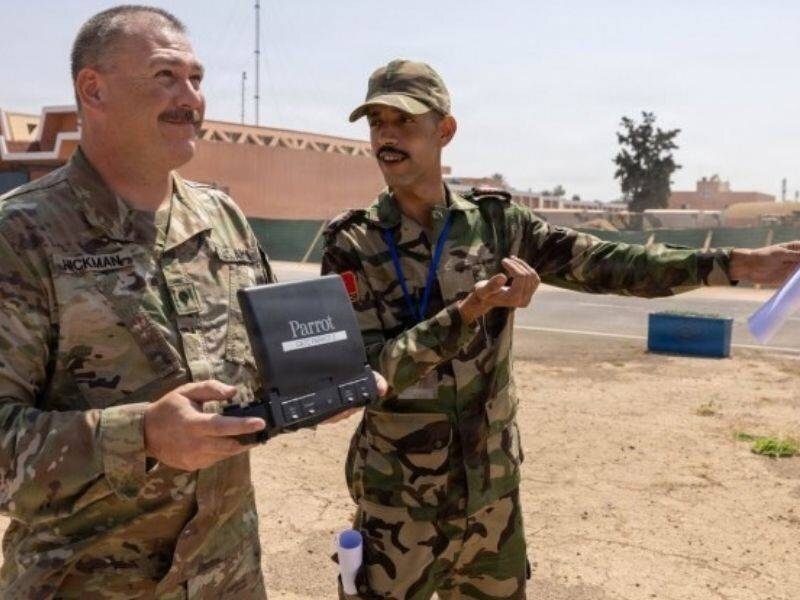 Efectivos de la Guardia Nacional de Utah y de las Fuerzas Armadas Reales Marroquíes durante el entrenamiento conjunto para el uso de VANT.