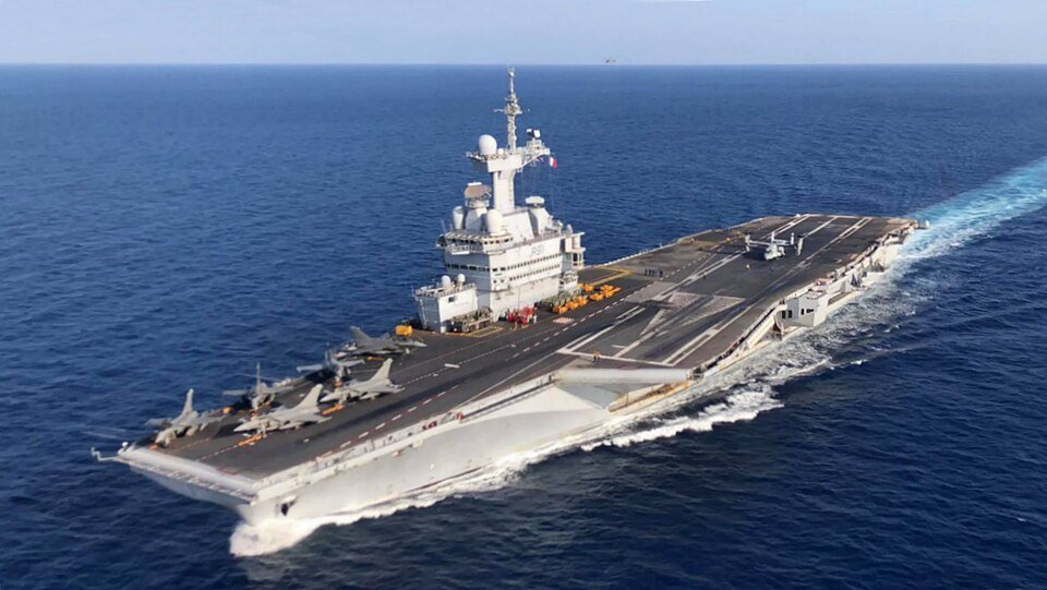 La Armada de Suecia avista VANT próximo a un portaaviones francés